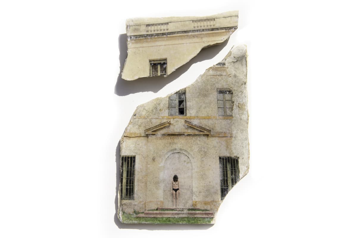 El Rastro / Serie Algo aún resiste 2021 / Transferencia de fotograf í a a azulejos q uebrados ( Reciclados de la calle) 18 x 11 cm - 17 x 10,5 cm - 7,5 x 5, 5 cm (respectivamente)