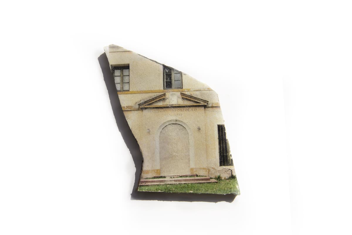 El Rastro / Serie Algo aún resiste 2021 / Transferencia de fotograf í a a azulejos q uebrados ( Reciclados de la calle) 18 x 11 cm - 17 x 10,5 cm - 7,5 x 5, 5 cm (respectivamente)