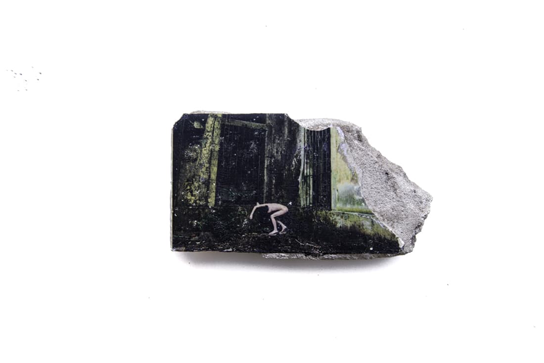 Reconstrucción / Serie Algo aún resiste 2021/ 19 x 11 ( 1er piedra ) 8 x 11 ( Escombro y azulejo )