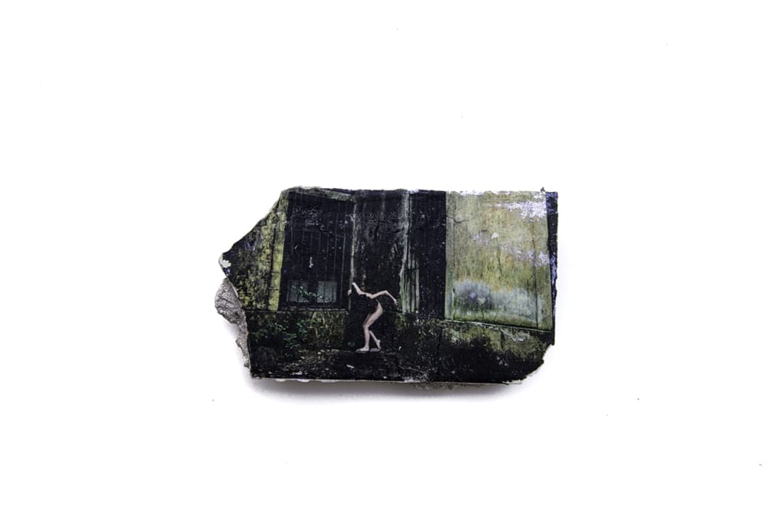 Reconstrucción / Serie Algo aún resiste 2021/ 19 x 11 ( 1er piedra ) 8 x 11 ( Escombro y azulejo )