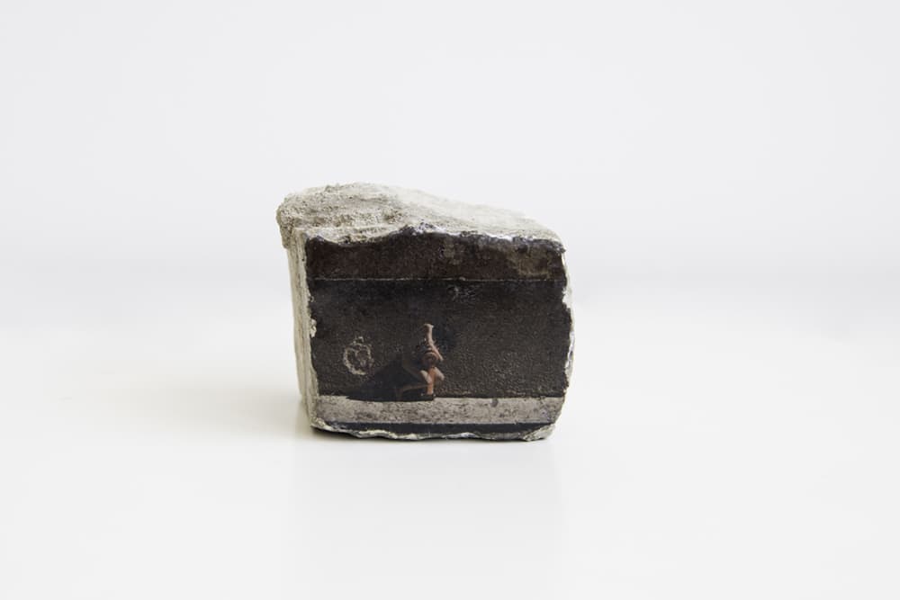 Boca de incendios / Serie No puedo salir 2022 / 9x6 cm( cada una de las piezas) Técnica Mixt